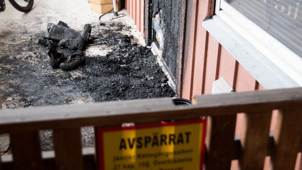 Branden i ytterdörren till lägenheten i ett flerfamiljshus på Porsön misstänks vara anlagd.