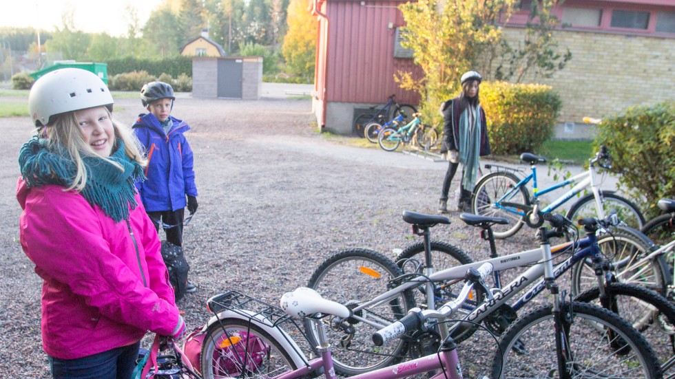Några av eleverna som bor i Björkvik och tar cykeln till skolan är syskonen Siri och Jonathan Heldert och Angelica Eldberg.