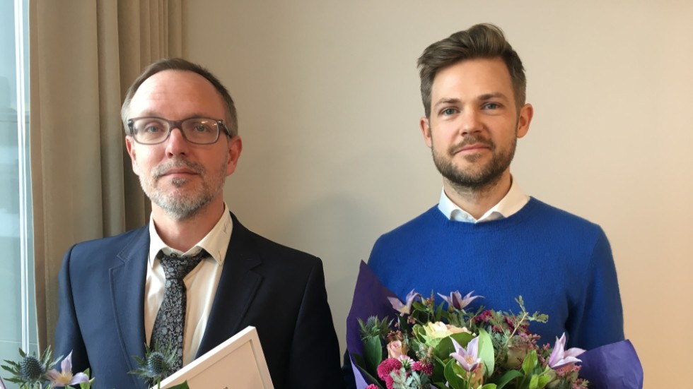 Mathias Ståhle (till vänster) och Robin Folkö tilldelas Svenska Carnegie Institutets journalistpris för sin granskning åt Svenska Dagbladet.