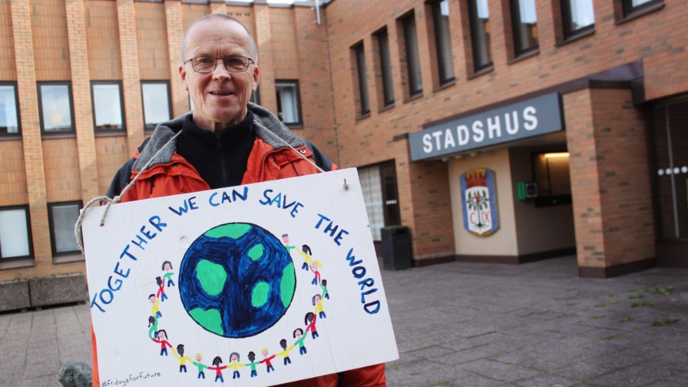 Ingvar Edlund under en av sina klimatstrejker utanför stadshuset innan pandemin. "Jag har tänkt öka lite inför valet eftersom klimatfrågan knappt tas upp nu. Det är mycket som händer, med krig och pandemi, men klimatförändringarna tuffar på och blir bara värre", säger han.