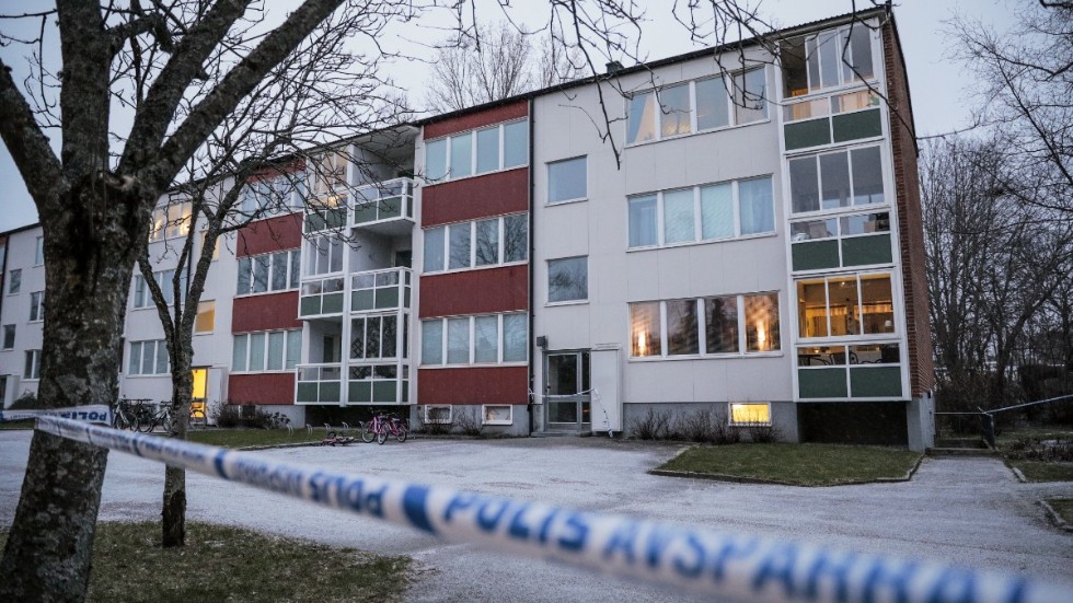 Polisavspärrning vid ett bostadshus i stadsdelen Norr i Örebro efter att ett explosivt föremål hittades i februari.