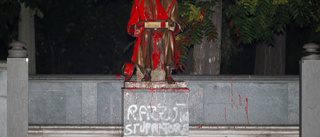 Färgattack mot staty i Milano