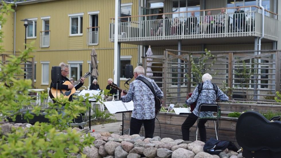 Under fredagen fick de boende på Borgahaga och Vimarhaga lyssna till musikunderhållning.