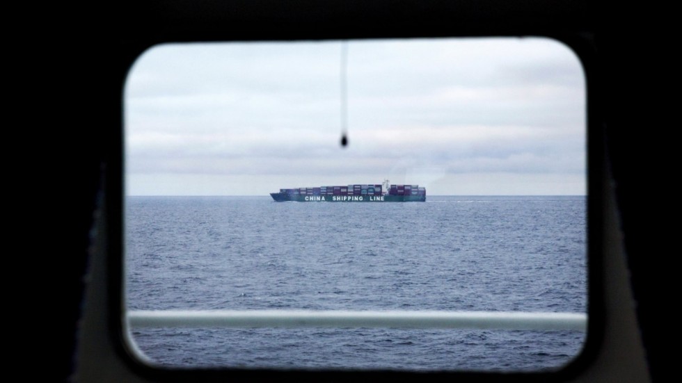 Ett kinesiskt lastfartyg i norra Stilla havet, utanför Alaska, sett från en finländsk isbrytare. Tiotusentals sjömän är fast till havs på grund av coronapandemin.