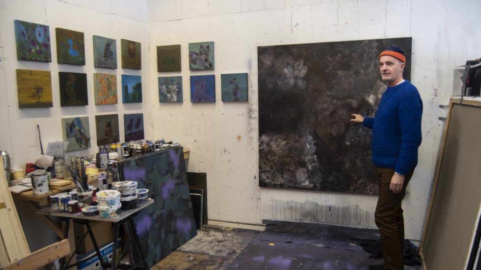 Bengt Frank i sin ateljé hemma på Hamnholmen visar tavlor som han har målat den senaste tiden.