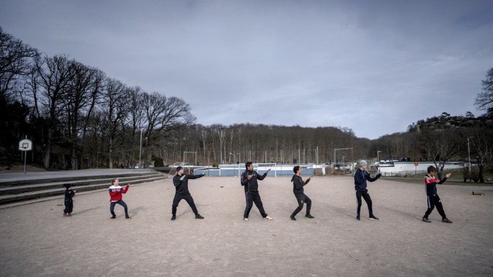 John Adolph, Elin Adolph, David Adolph, Mathias Hansson, David Hansson Bärring, Samuel Adolph och Jacob Hansson Bärring i Billdal Taekwondo tränar utomhus på en grusplan då den vanliga träningen är stängd på grund av coronaviruset.