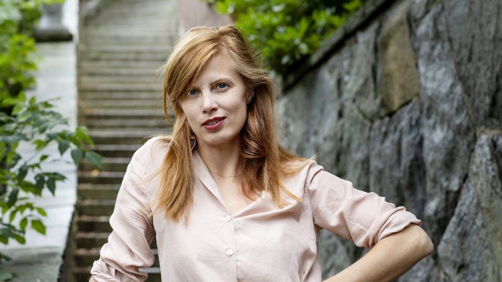 Lydia Sandgren (född 1987) är psykolog och bosatt i Göteborg. "Samlade verk" är hennes första roman.