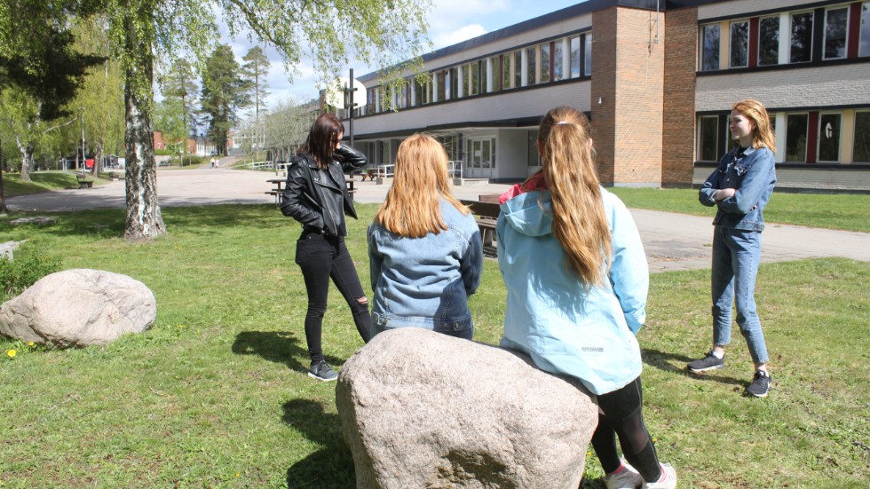 Ronja Anemyr, Hanna Åkesson, Ida Kennmark och Astrid Karlsson känner sig inte trygga med att gå tillbaka till skolan."Det känns inte som vår oro tas på allvar", säger de.
