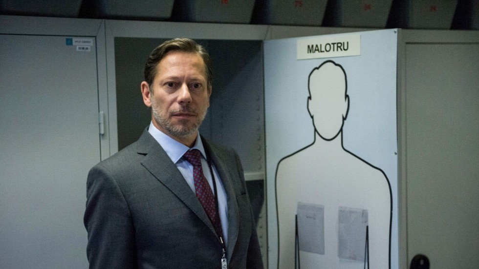Är Malotru död eller inte? I femte säsongen av "Falsk identitet" utreder JJA (Mathieu Amalric) vad som har hänt. Pressbild.
