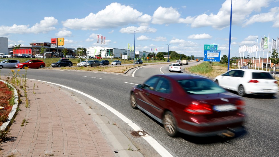 På sträckorna Ingelsta - Haga - Himmelstalund - Söderleden. kör minst hälften av trafikanterna klart över laglig hastighet, trots 60- och 70- begränsning, skriver signaturen Rädd gubbe i liten bil..