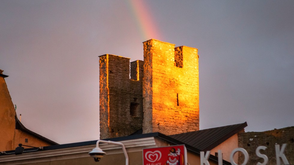 I det vackra kvällsljuset mötte regnbågen ett torn i Visby ringmur.