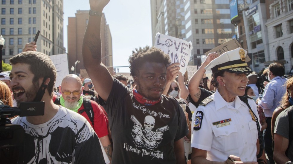 En demonstrant höjer sin näve under en manifestation i Columbus, Ohio, under tisdagen.