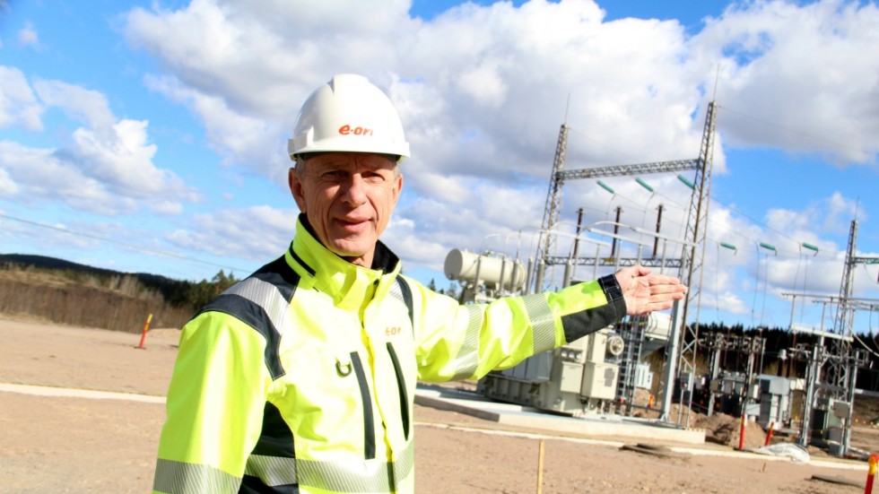 Eons regionchef Björn Persson berättar att den nya masten i Rimforsa ska öka leveranssäkerheten.