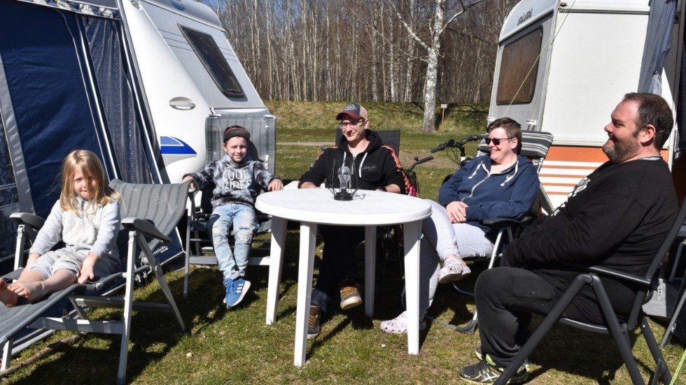 Vimmerbyborna Hanna och Leo Allvin Thörn, Adam Thörn, Monica och Rickard Skog lever campingliv på hemmaplan. I semestersällskapet ingår även Matilda Allvin.