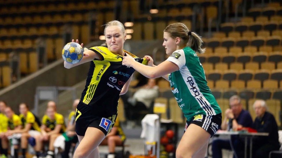 Alma Mikaelsson (grön tröja) lämnar Kungälv för Boden Handboll.