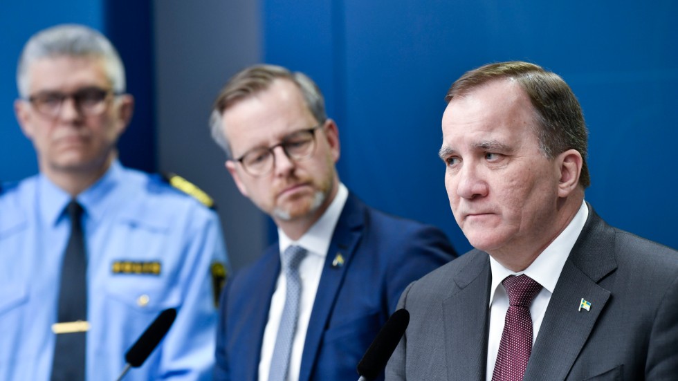 Rikspolischefen Anders Thornberg, inrikesminister Mikael Damberg (S) och statsminister Stefan Löfven (S) är med på den digitala presskonferensen. 