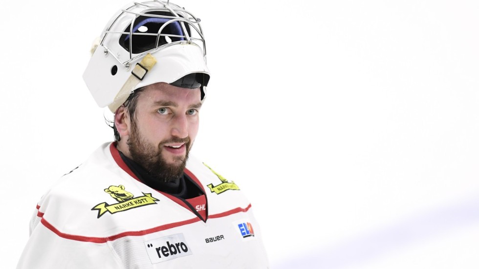 Jhonas Enroth drar på sig Örebros ishockeytröja igen. Senast det hände var förra året, 2019. Arkivbild.