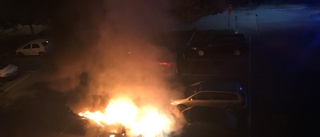Tvingades lämna sitt hem efter bilbrand: "Känns otäckt"