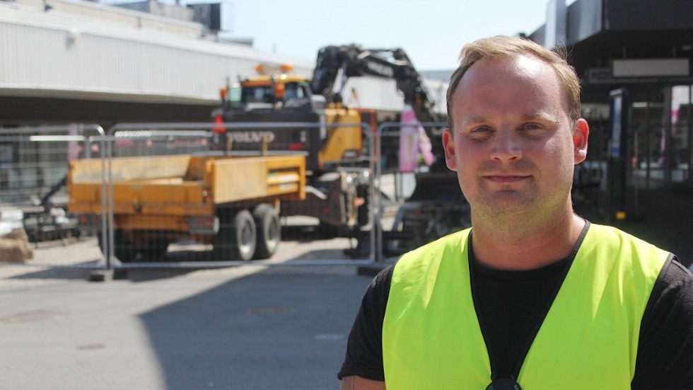 Simon Råsbacken berättar att näst på tur står arbetet med att återställa farhindret mellan Stora Torget och gågatan efter VA-arbetet.