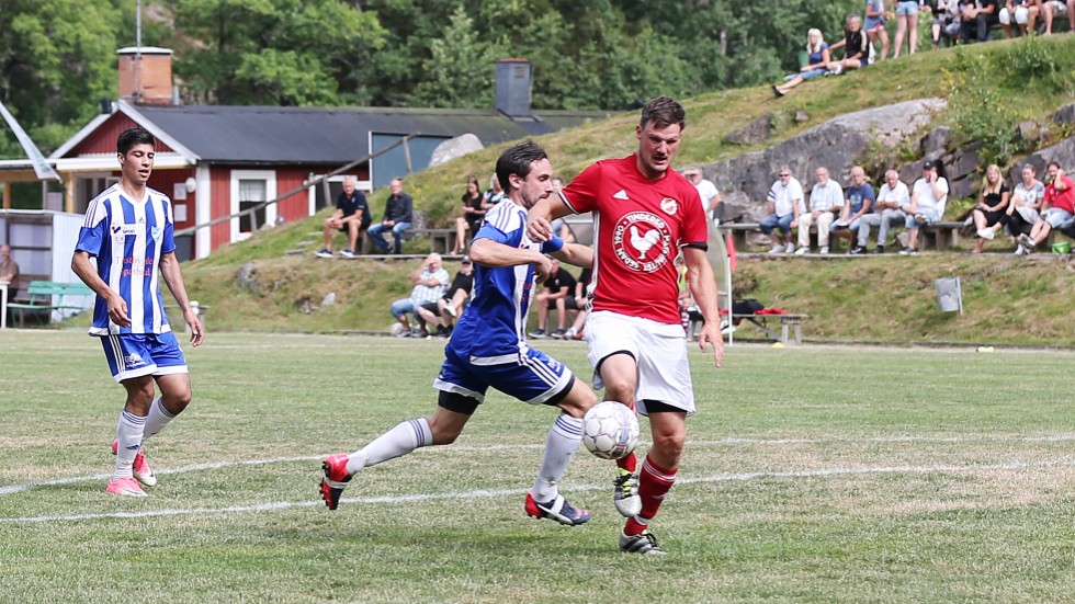 Niclas Andersson (röd) i kamp med IFK:s Johnnie Johansson. Nu blir de lagkompisar.