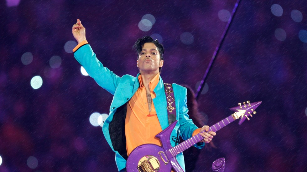 Prince under sin Super Bowl-spelning i Miami 2007. Arkivbild.