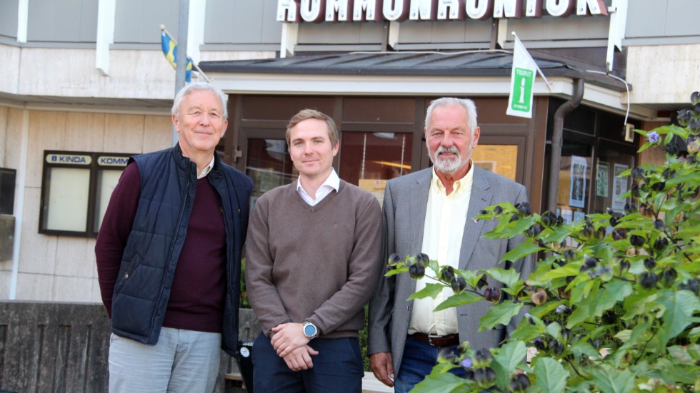 I samhällsbyggnadsnämndens presidium i Kinda sitter politikerna Gösta Gustavsson (M), Mikael Österling (L) och Hans Måhagen (S) 