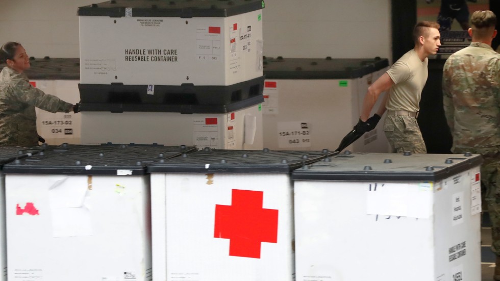 Medlemmar av USA:s nationalgarde transporterar under tisdagen sjukvårdsmaterial för att bekämpa coronaviruset i delstaten Connecticut.