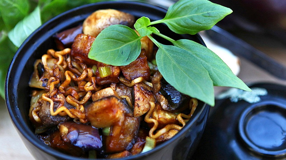 Nudlar, svamp och aubergine i en smakfull och snabblagad wok.