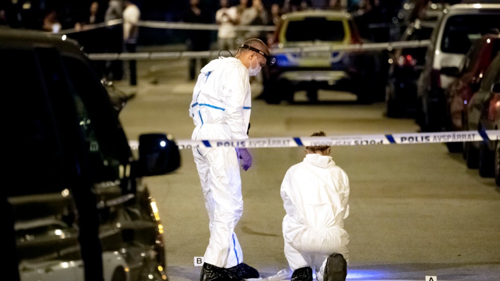 Juli 2018: Polisens kriminaltekniker i arbete i Rosengård i Malmö efter att en man i 20-årsåldern skjutits till döds. Arkivbild.