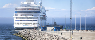 Här ligger stora fartyget i Visby - utan passagerare