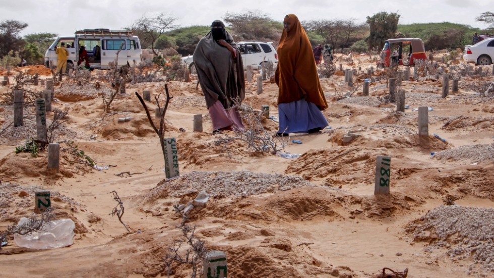 Åratal av konflikt, instabilitet och fattigdom har gjort att Somalia inte står särskilt väl rustat inför kriser som utbrottet av coronavirus. Bilden är tagen på en kyrkogård i Mogadishu.