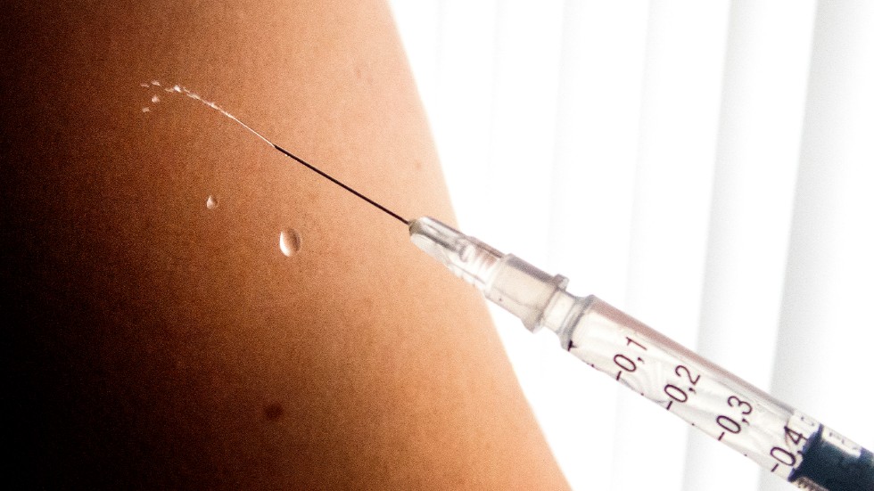 Valet att inte vaccinera sig borde kunna få konsekvenser., tycker skribenterna.