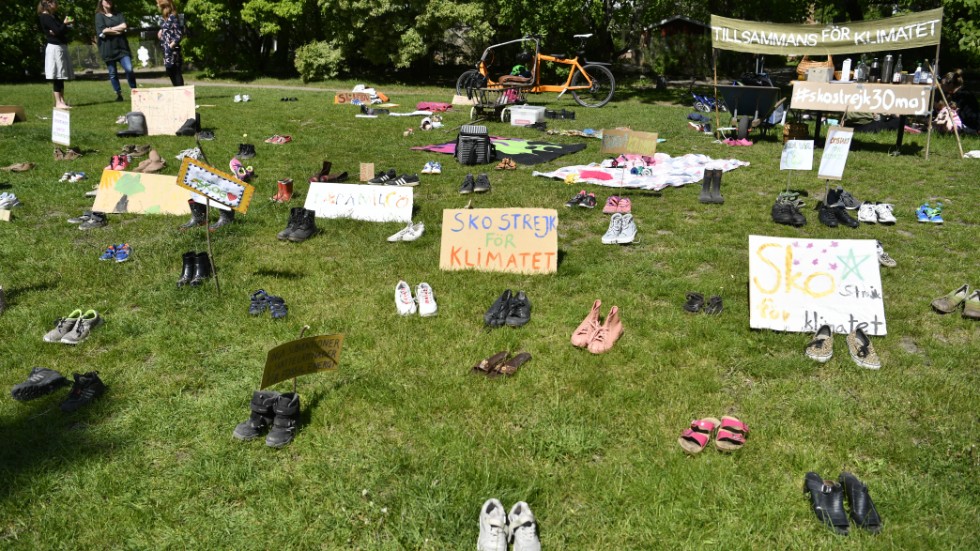 Organisationen Fridays for future har tidigare coronaanpassat sina klimatstrejker och flyttat dem från gatan till nätet. Med under lördagens strejk var klimataktivisterna ute på gatorna igen, med hjälp av skor.