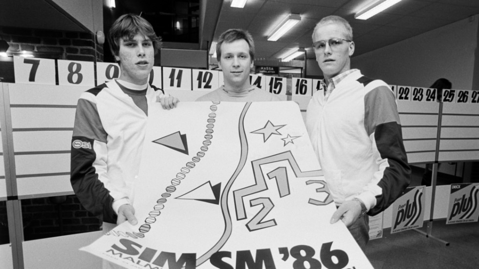 Anders Holmertz, Pelle Holmertz, och Mikael Holmertz poserar inför SM 1986 där trion tillsammans med Henrik Leek slog nationsrekord för klubblag och vann guldet på 4x200 meter. 