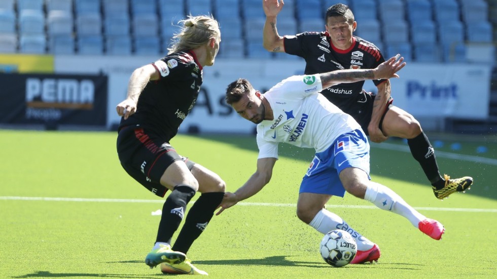 IFK Norrköpings Sead Haksabanovic i duell med Kalmars Henrik Löfkvist och Romario på Östgötaporten.