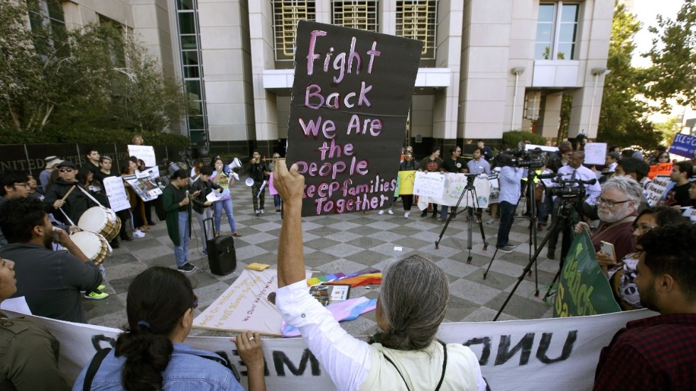 Manifestation i Sacramento, Kalifornien, i anslutning till att fristadslagarna prövades i en federal domstol 2018. Arkivbild.