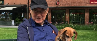 Diego, 88, finner förtröstan med hunden Totti 