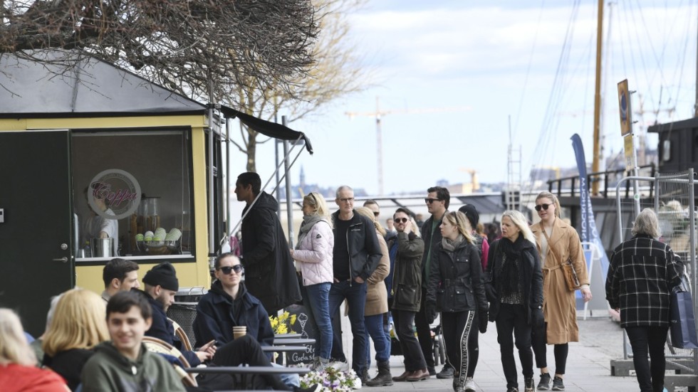 Kö till en glasskiosk på Norr Mälarstrand i Stockholm på söndagen.