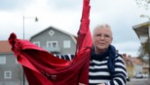 Nu får Eva demonstrera igen: "Inte samma sak att bara hänga ut ett rött skynke" • Tre kvinnor talar i Vimmerby
