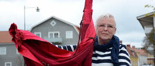 Nu får Eva demonstrera igen: "Inte samma sak att bara hänga ut ett rött skynke" • Tre kvinnor talar i Vimmerby