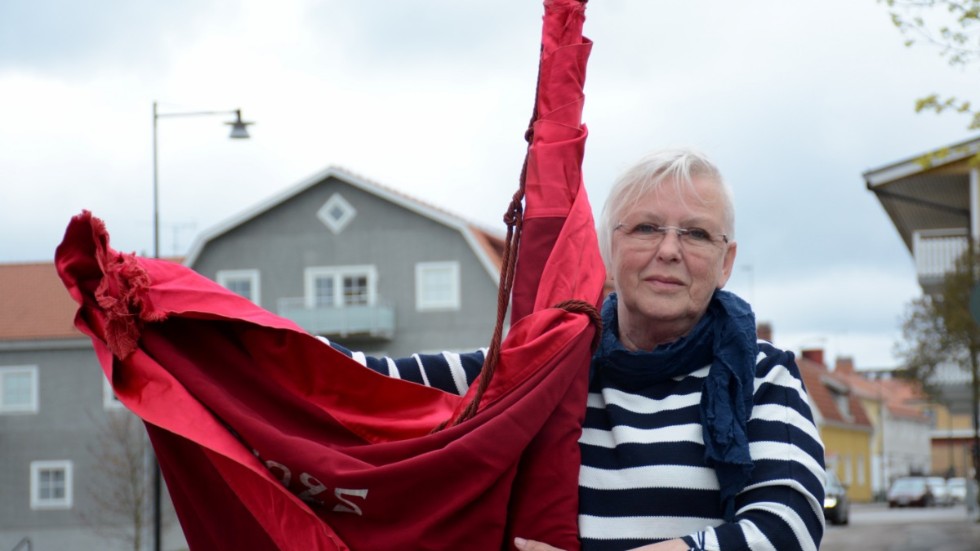 Eva Berglund med arbetarkommunens fana från 1925. I år kan hon plocka fram den igen för att tåga genom Vimmerby på Första maj när socialdemokraternas Första maj-firande återuppstår i traditionell stil.