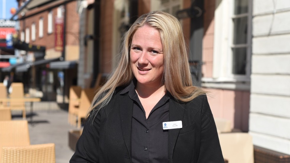Nina Eklund är restaurangchef på Vimmerby Stadshotell som har öppnat upp sin uteservering och därmed kunnat hålla uppe försäljningen av luncher.