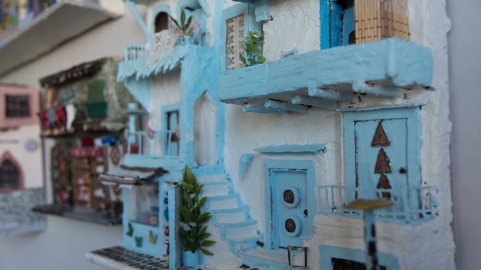 De små husen är inspirerade från olika kulturer. Här från en gata i en grekisk by. 