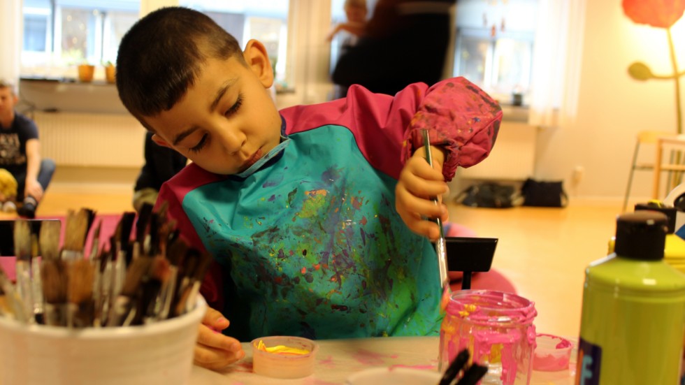 "Rosa är fint" Det tycker Mirvan Bayar, 4,5 år, som skapar sin egen ljuslykta som ska tändas på Hagatorget på söndag.