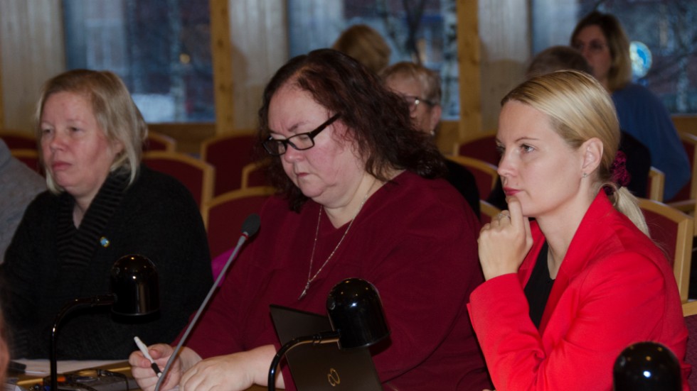 Marianne Sandström, längst till höger i bild, är ny ordförande. Intill henne Kristina Karlsson och, längst till vänster, Susanne Darengren. Bilden är från ett sammanträde i kommunfullmäktige.