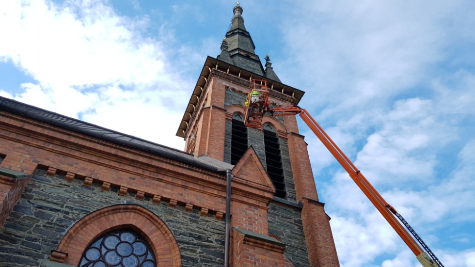Tornet på Åtvids stora kyrka är 52 meter högt och inspekteras nu för kommande underhållsplaner. 