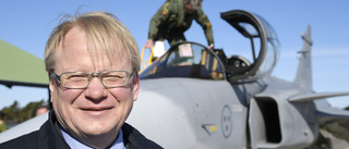 Hultqvist (S) vill att staten går in som delägare i Saab