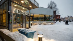 Män rånade kvinna på pengar i hemmet