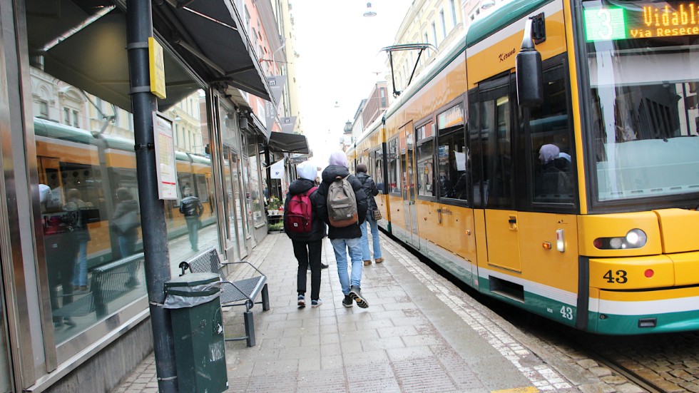Insändarskribenten föreslår att all spårvagnstrafik liksom busstrafik på övre Drottninggatan tas bort.