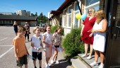 Skolavslutning på skolgården i Stenkulla
